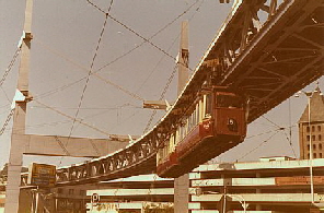 Bild: Schwebebahn-von-unten