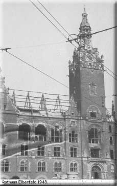 Bild: rathaus-elberfeld-1943